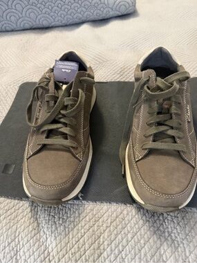 Clarks Men's Olive Green Suede Lace-Up Sneakers man’s size 9.5